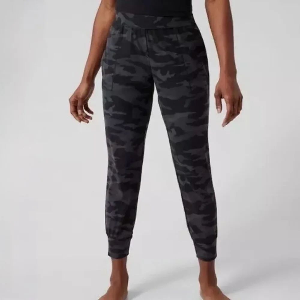 Athleta Salutation Camo Jogger size Medium